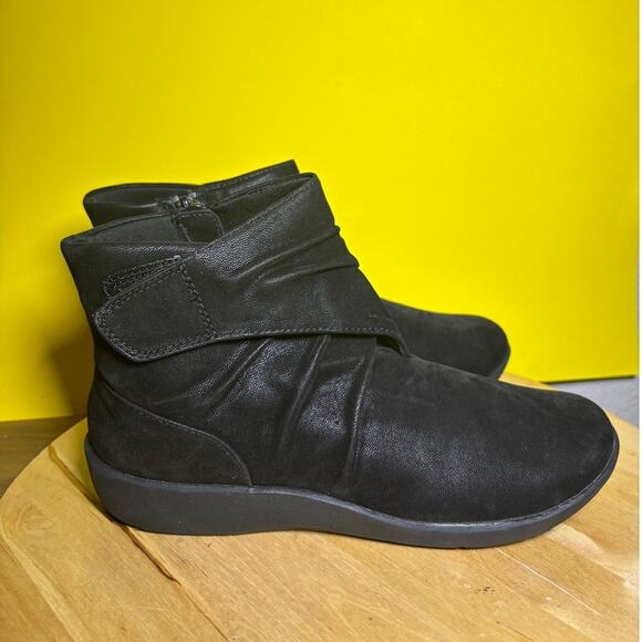 Clarks Cloudsteppers Soft Cushion Black Side Zippper Ankle Boots size 9.5 NWT - Picture 9 of 9